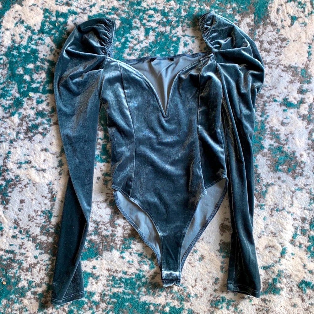 Puff sleeve v neck velvet bodysuit